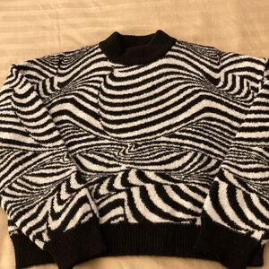 Cotton:On Woman’s Sweater in Black & White Swirl Pattern. Size Small.